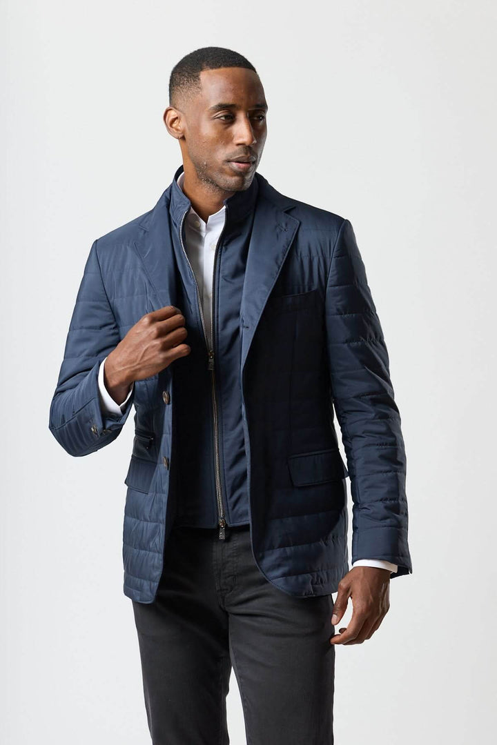 Veston matelassé à encolure amovible pour homme, élégance italienne et confort, signé Corneliani, en tissu bleu léger.