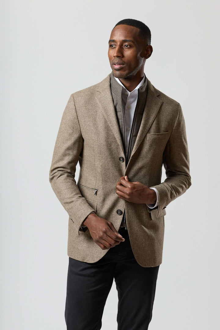 Veston texturé en laine avec col amovible intégré, en beige doré, présenté sur mannequin.