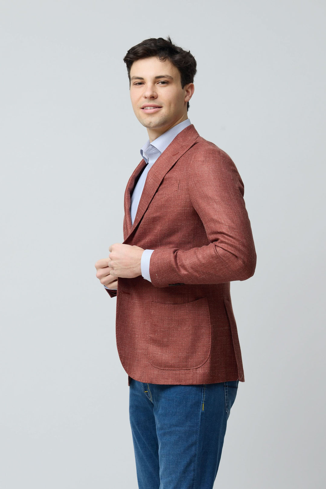 Veston texturé en laine, soie et lin porté par un homme avec un style décontracté et chic, mettant en avant une texture riche et élégante.