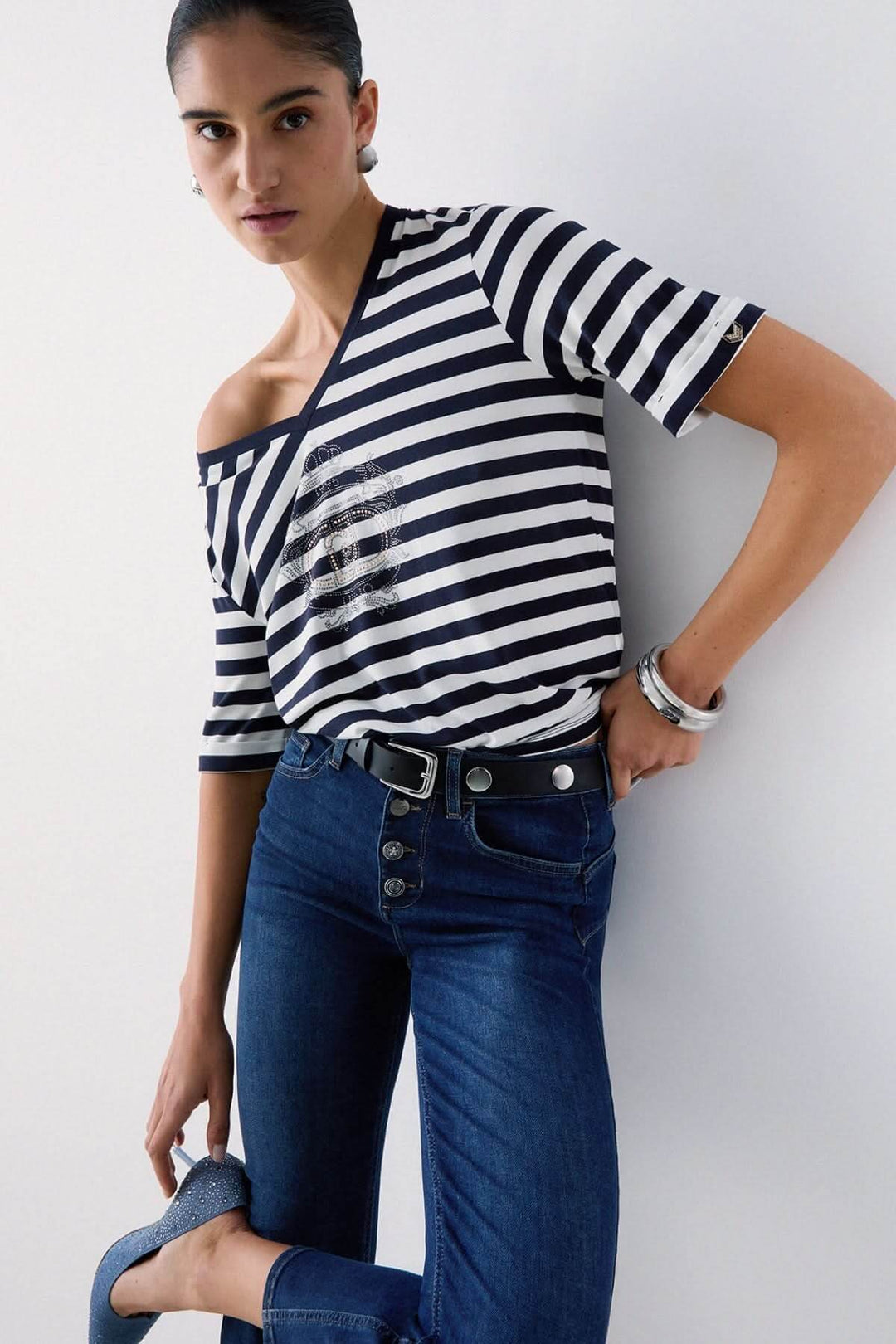 T-shirt rayé col en V avec motif décoratif