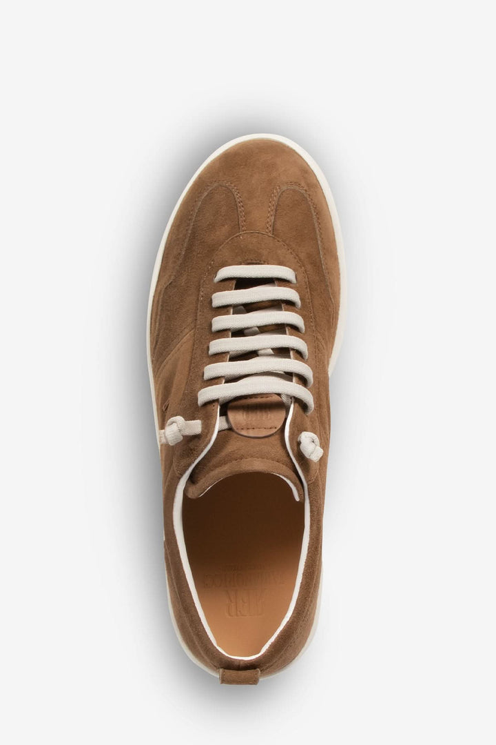 Chaussure en cuir suédé avec design épuré et semelle contrastante, vue de dessus, élégance et confort pour un style décontracté.
