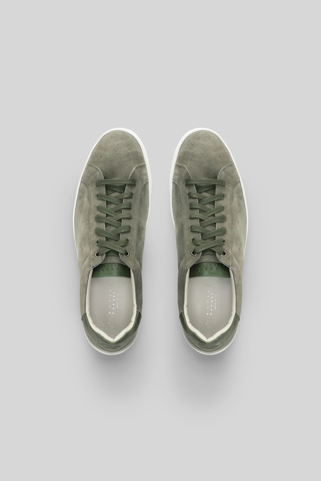 Espadrille Huberto en suede en vue de dessus, moderne et raffinée, confectionnée en Italie avec semelle cupsole cousue, couleur verte élégante.