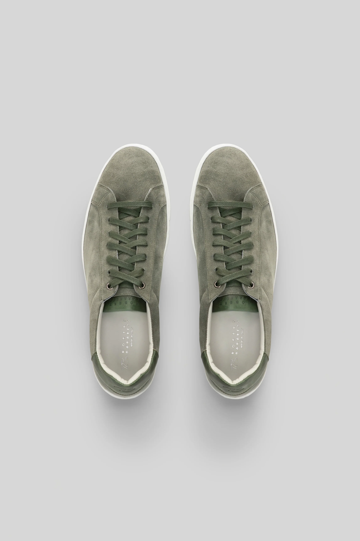 Espadrille Huberto en suede en vue de dessus, moderne et raffinée, confectionnée en Italie avec semelle cupsole cousue, couleur verte élégante.