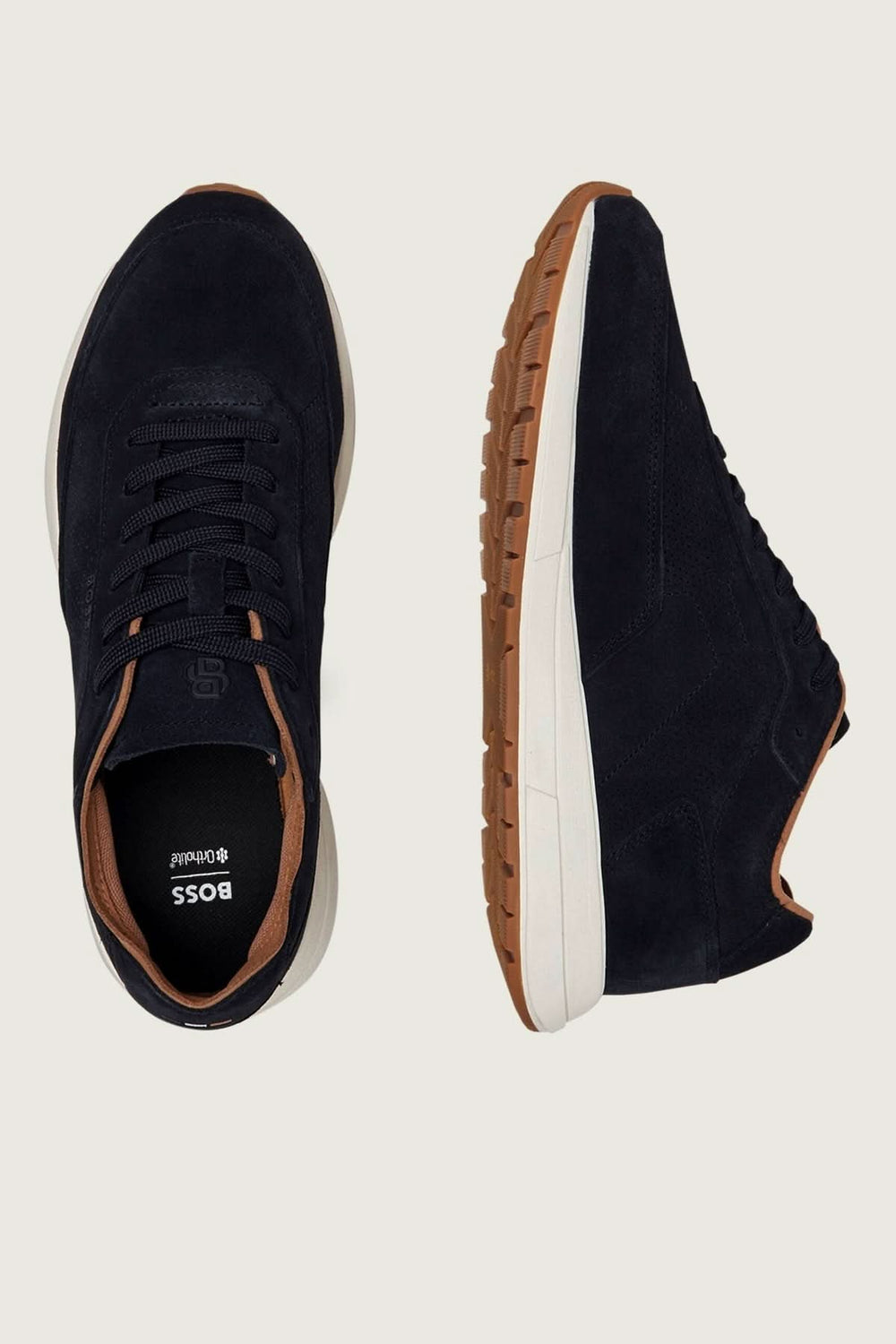 Chaussure de ville Vinston en suède perforé noir, vue dessus et coté, avec semelle contrastante blanche, élégance et polyvalence.