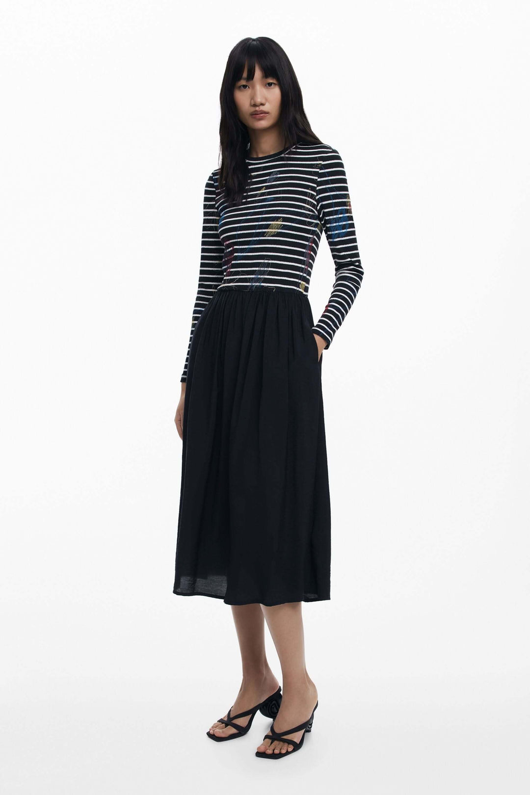 Robe midi à rayures avec jupe fluide noire, idéale pour un look moderne et élégant.