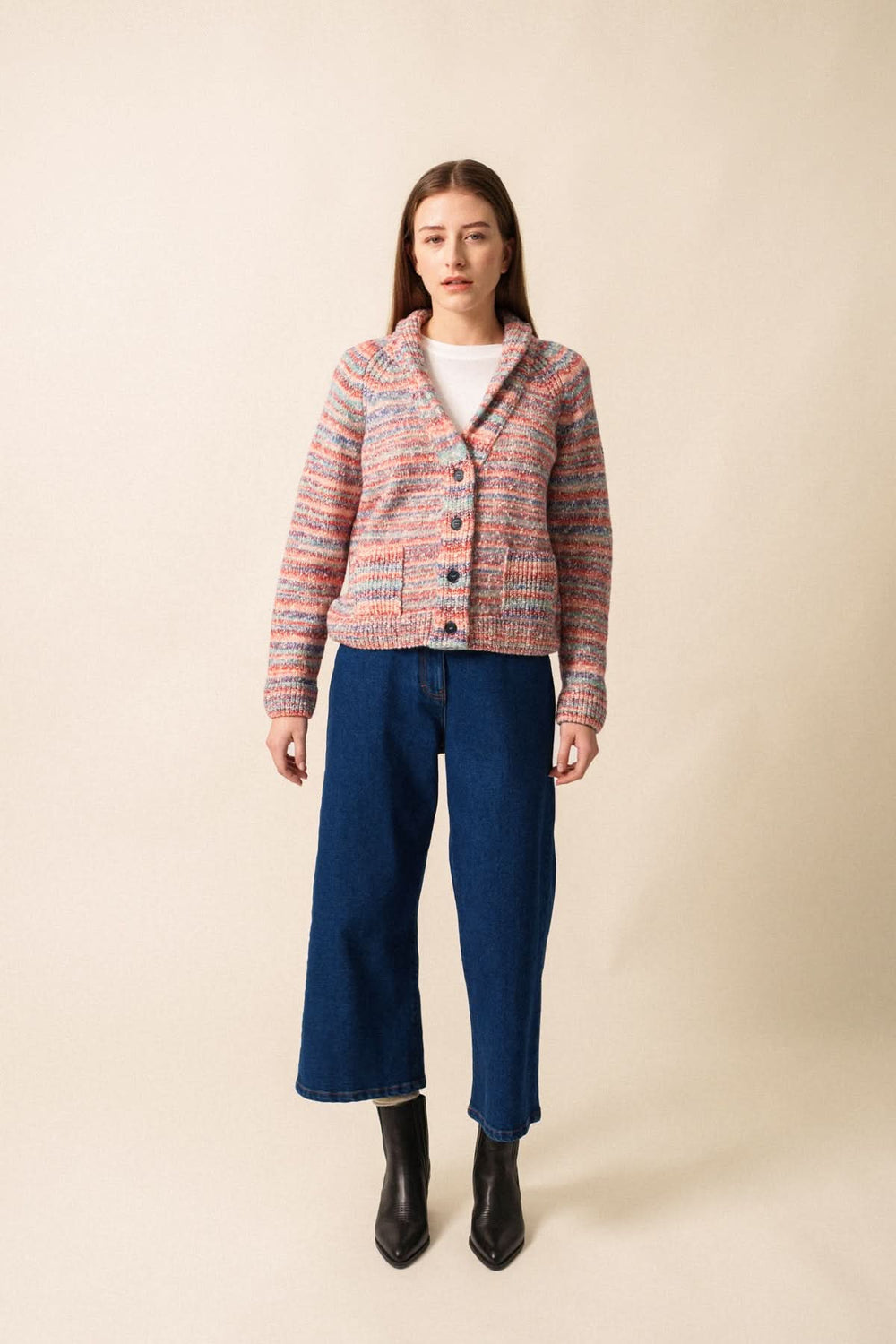 Femme portant le Cardigan ZURICH en maille multicolore avec col châle, style cosy et décontracté, idéal sur t-shirt ou chemise.