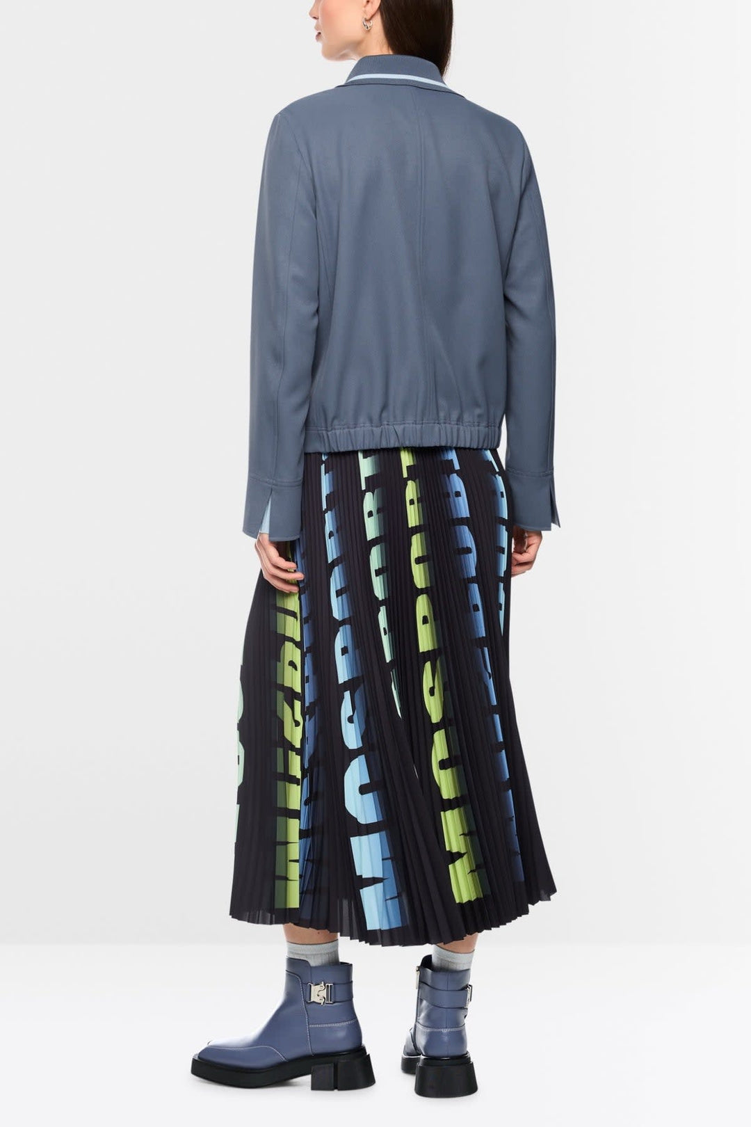 Veston femme vue de dos Marc Cain rouge avec détails coutures - Valérie Simon