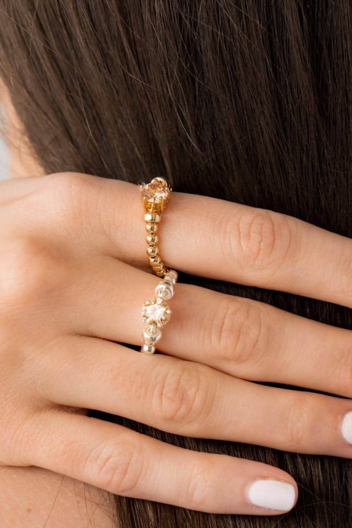 Bague élastique Be Treasured de la collection Haute Joy, ornée de zirconiums colorés, portée sur une main.
