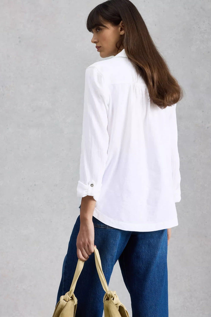 Vue de face blouse boutonnée texture gaufrée White Stuff pour femme blanc avec col - Valérie Simon