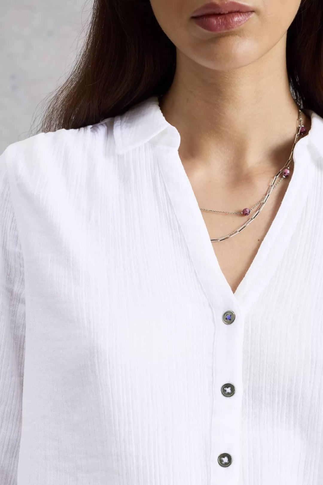 Vue de face blouse gaufrée White Stuff pour femme blanche boutons col chemise - Valérie Simon