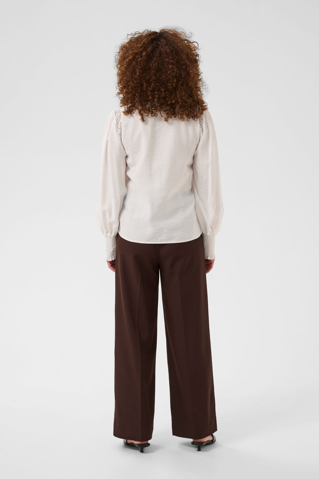 Vue de face blouse blanche détails dentelle Kaffe pour femme - Valérie Simon