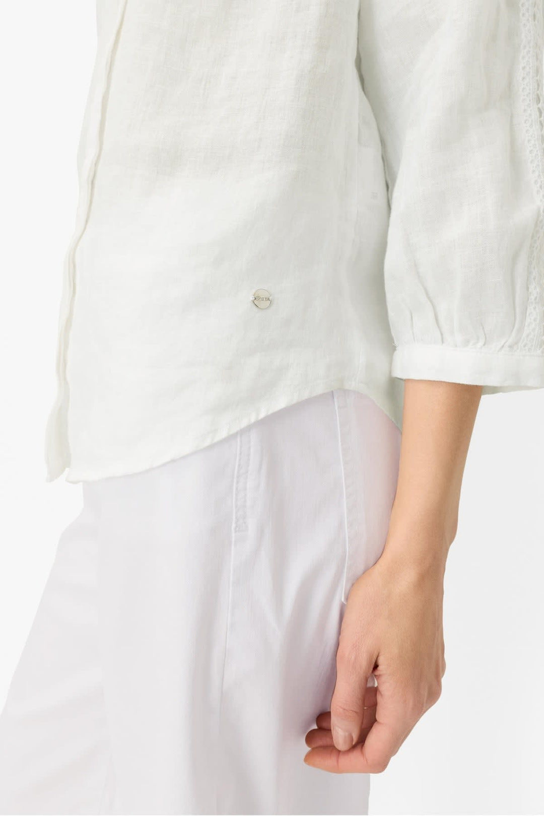 Vue de face blouse en lin blanc manches ajourées Brax pour femme - Valérie Simon