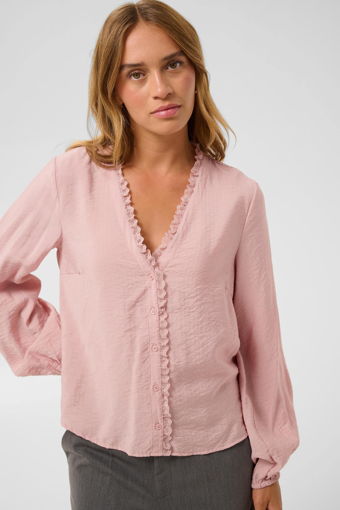 Blouse Sollie boutonnée à détails en dentelle vue de face pour femme Kaffe