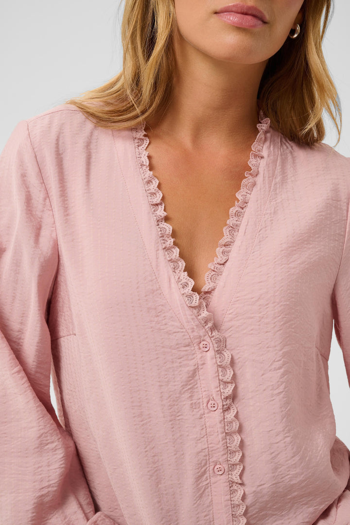 Blouse Sollie boutonnée à détails en dentelle vue de face pour femme Kaffe