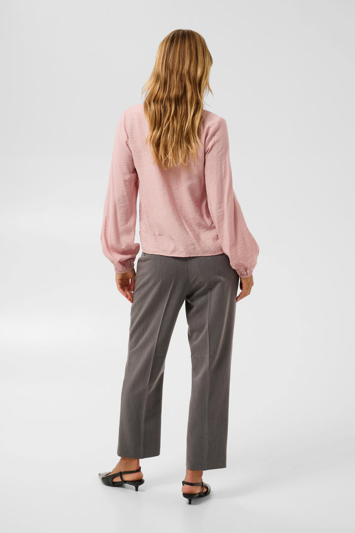 Blouse Sollie boutonnée à détails en dentelle vue de face pour femme Kaffe