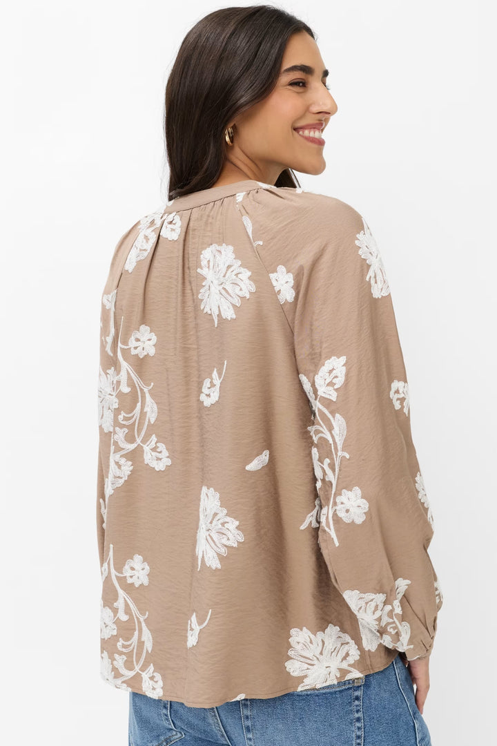 Blouse Vivian à broderies florales vue de face pour femme Brax
