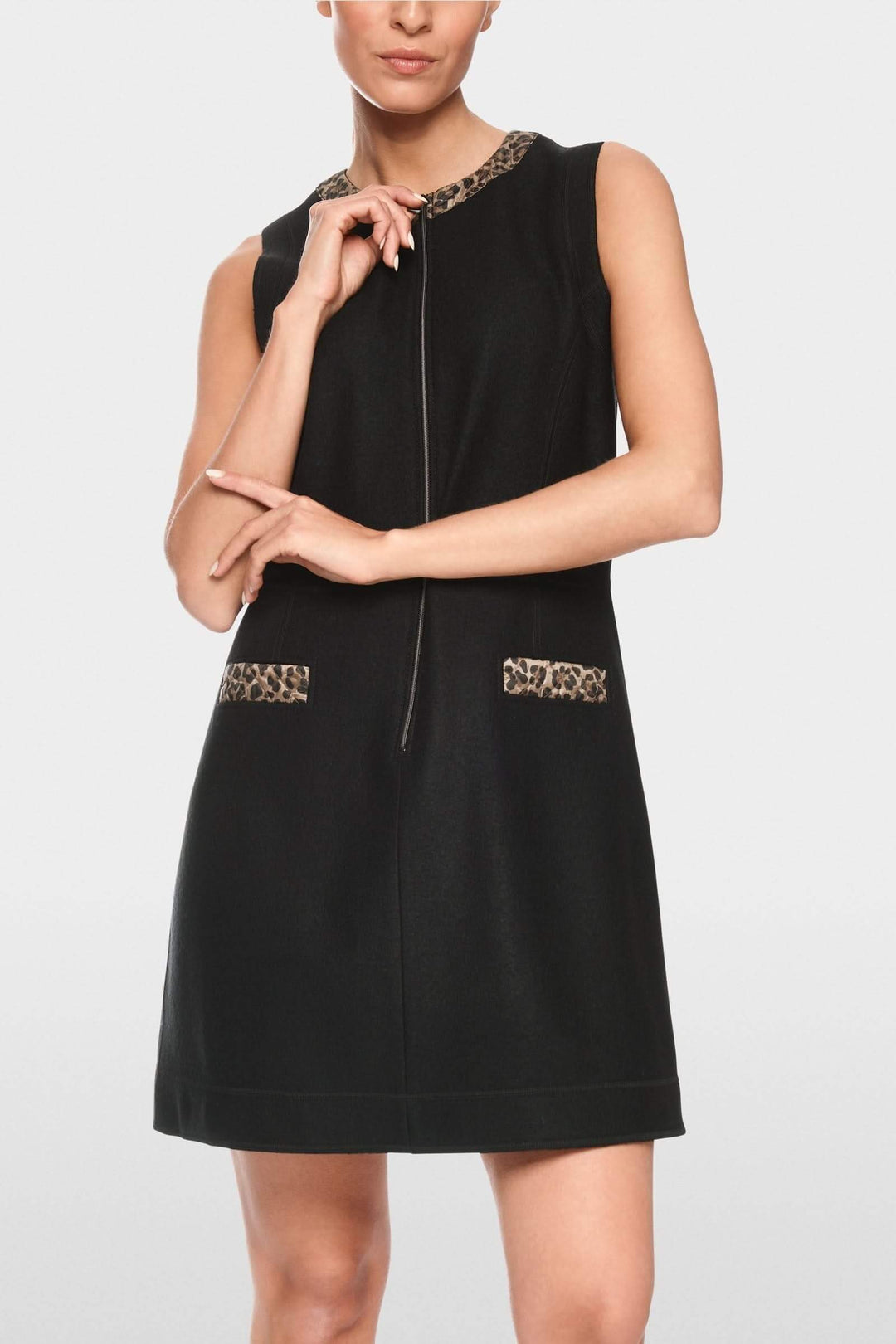 Robe sans manches noire chic avec motifs léopard, élégante et moderne, coupe évasée et détails raffinés, matière confortable.