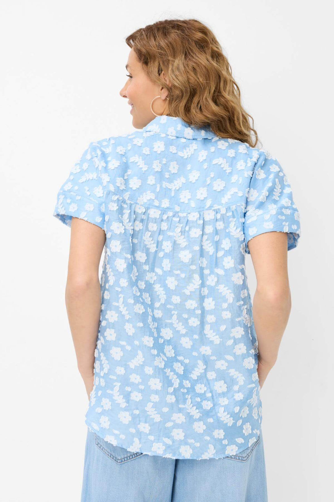 Blouse VIV broderie florale, bleu clair avec motifs floraux, vue arrière, style décontracté et élégant.