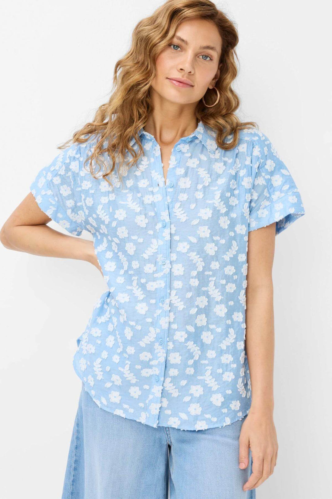 Blouse VIV broderie florale bleue à motifs floraux, style oversize et léger, idéale pour l'été.