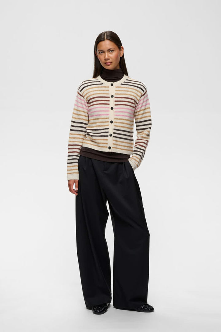 Vue de face cardigan à boutons Inwear pour femme beige avec col V et manches longues - Valérie Simon