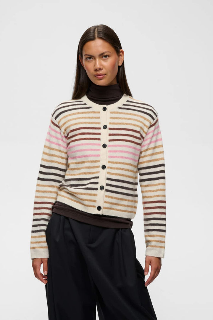 Vue de front cardigan à boutons Guna Inwear femme beige avec poches et boutons en bois - Valérie Simon