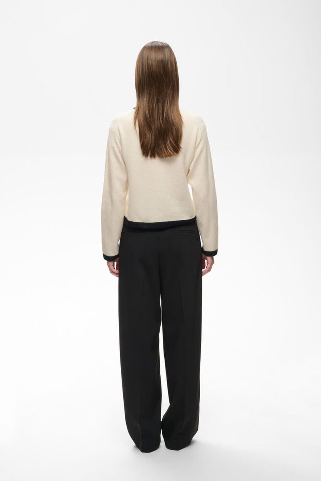Vue de face cardigan à boutons Inwear Guna pour femme beige porté - Valérie Simon