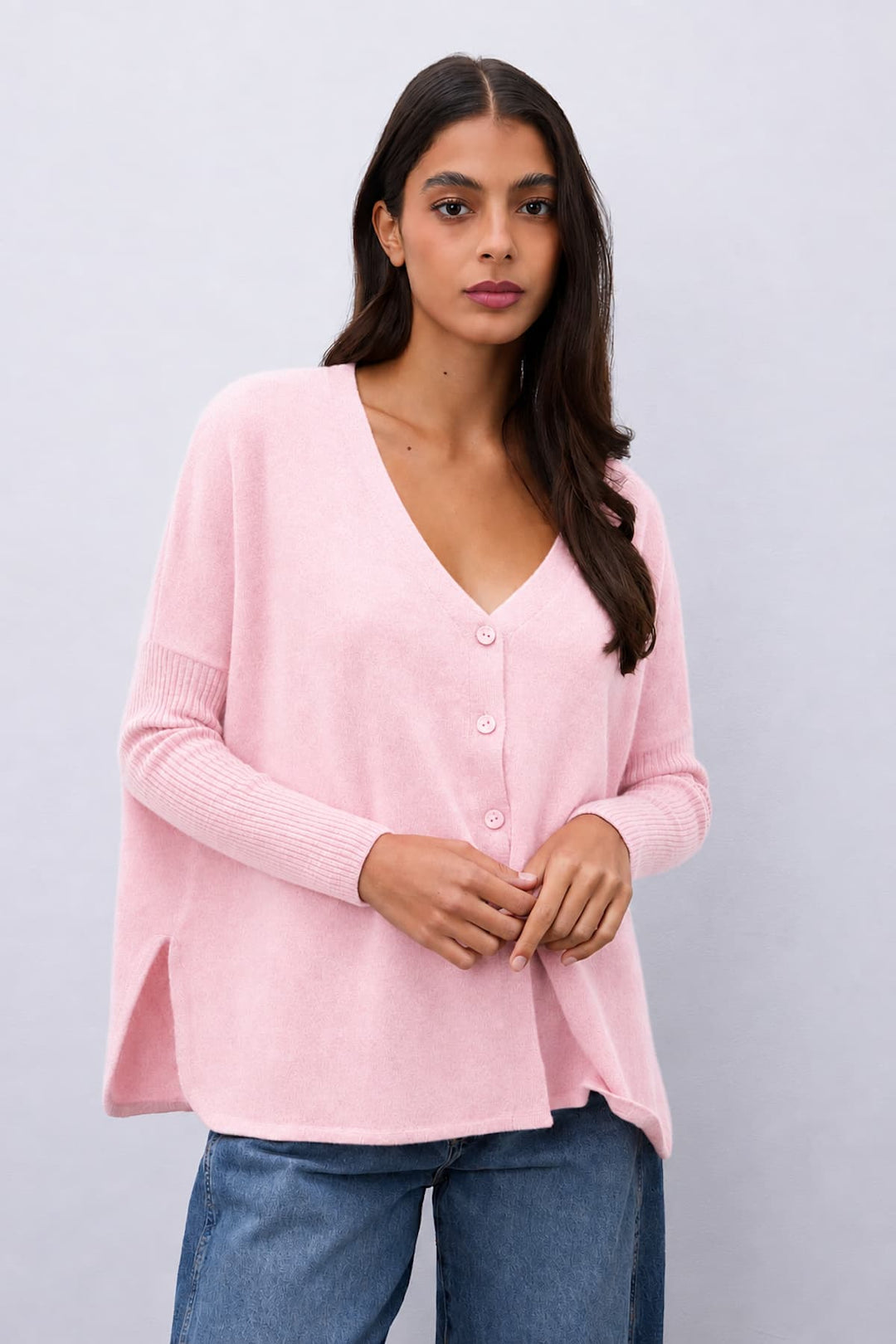 Cardigan Alicia ample à col en V vue de face pour femme Not Shy
