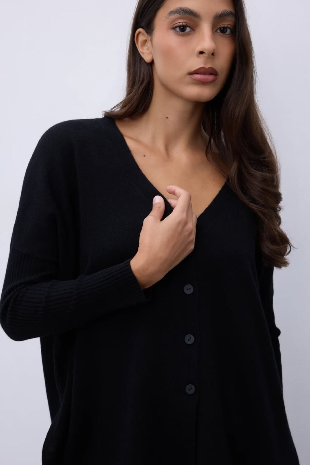 Cardigan Alicia ample à col en V vue de face pour femme Not Shy