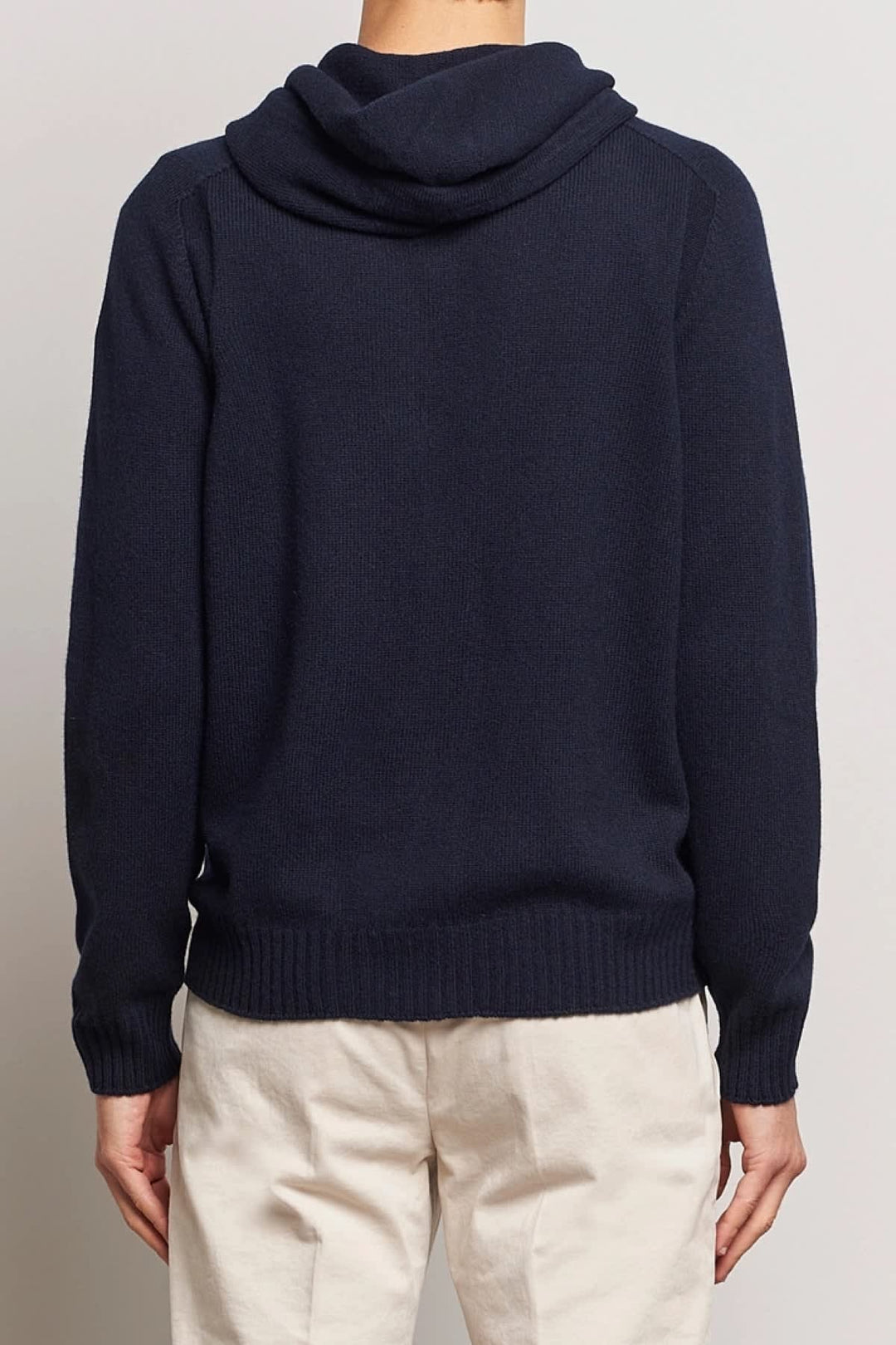 Cardigan à capuchon zippé en laine vierge vue de face pour homme Gran sasso