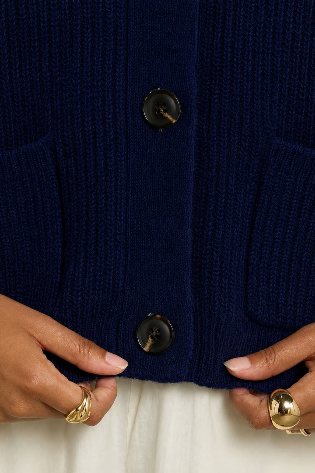 Vue frontale cardigan JC SOPHIE pour femme gris poches côtelées - Valérie Simon