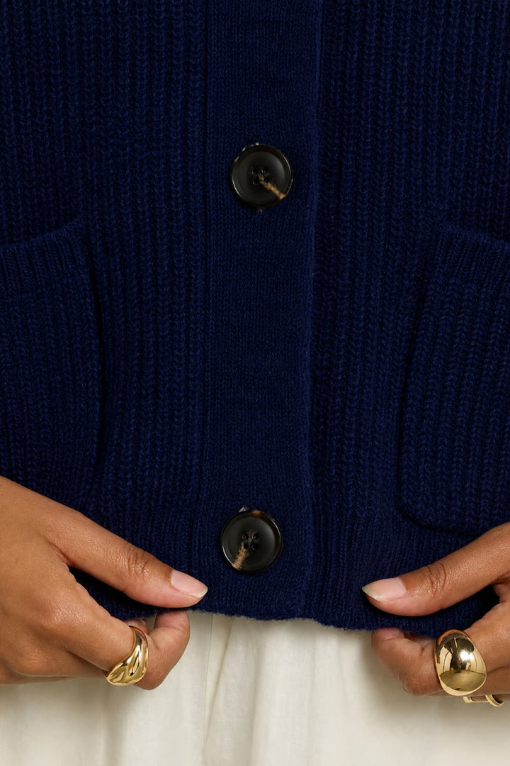 Vue frontale cardigan JC SOPHIE pour femme gris poches côtelées - Valérie Simon
