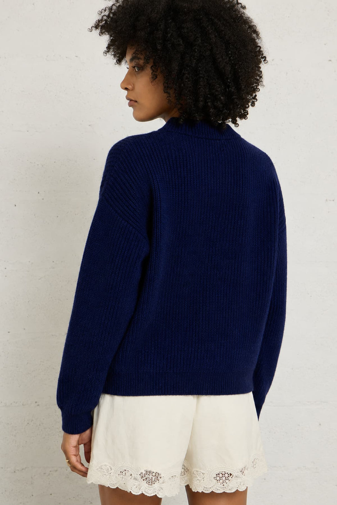 Vue de côté cardigan en maille côtelée à poches JC SOPHIE beige pour femme - Valérie Simon