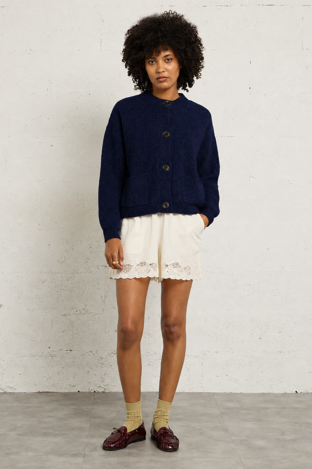 Vue frontale cardigan côtelé JC SOPHIE beige avec poches portant Valérie Simon