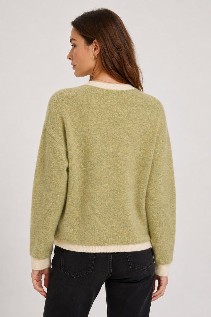 Cardigan femme vue de face en maille duveteuse blanc avec bordures noires JC SOPHIE - Valérie Simon