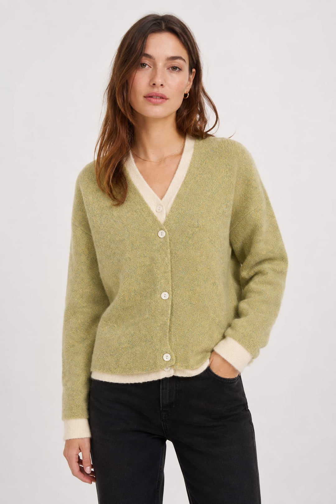 Vue de face cardigan femme beige à bordures noires JC SOPHIE - Valérie Simon