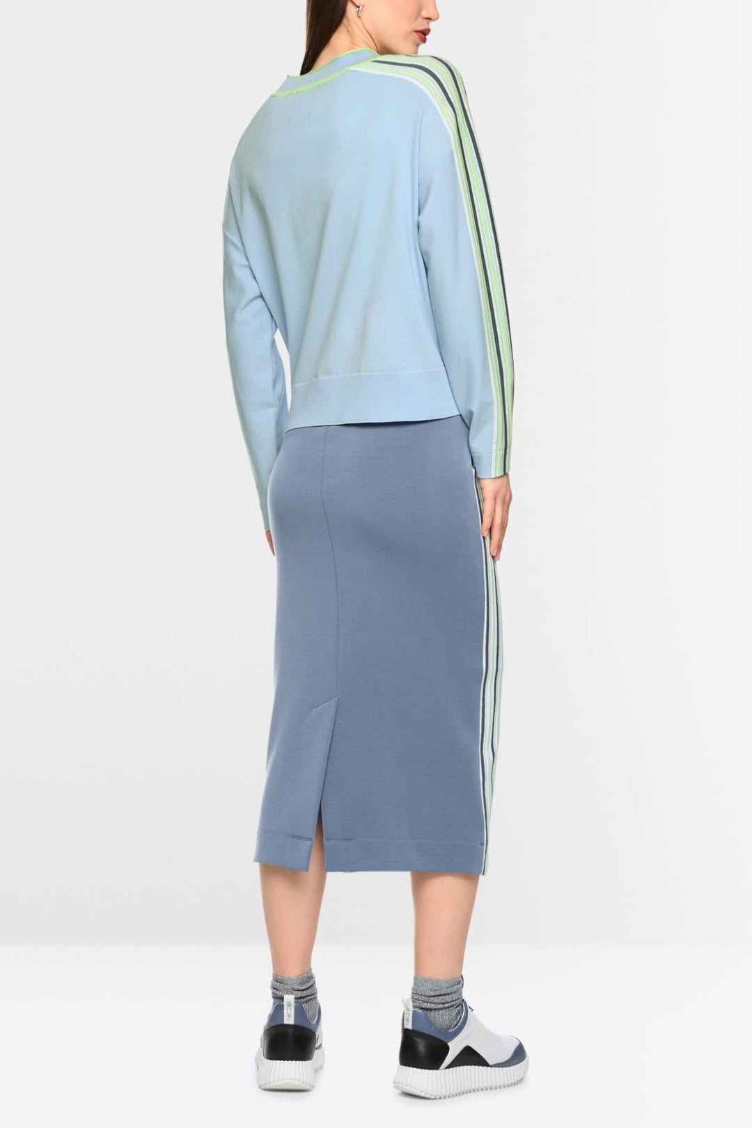 Vue de face cardigan Marc Cain en tricot gris pour femme, texturé et porté par Valérie Simon