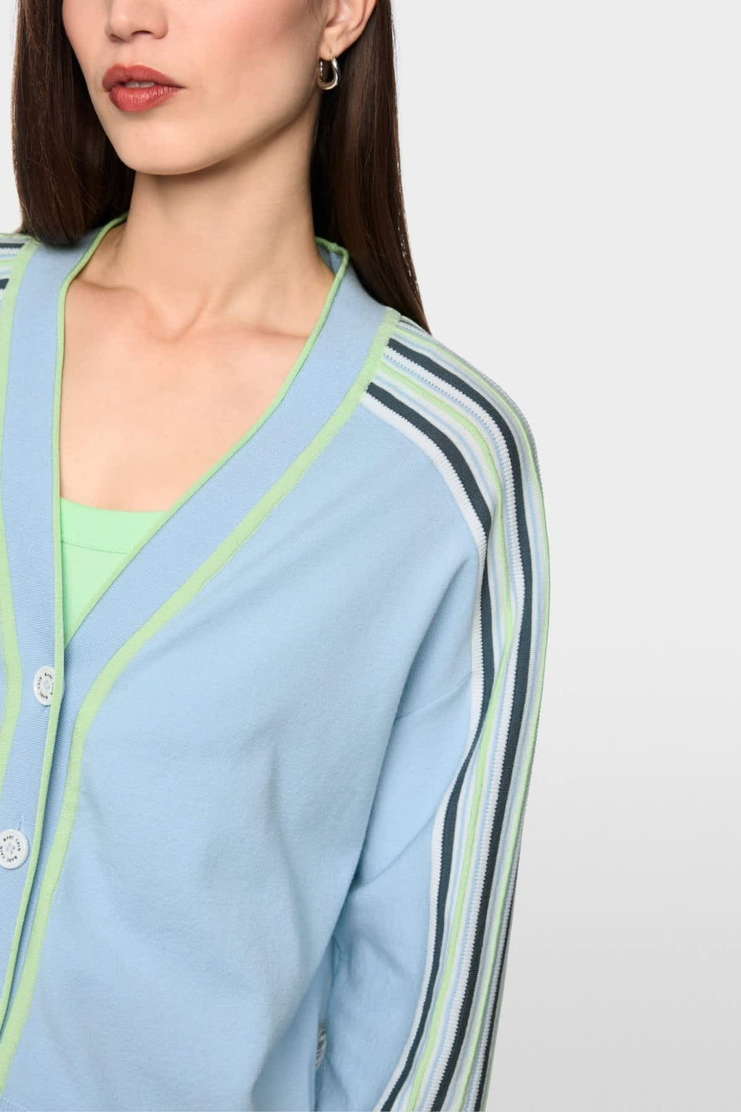 Vue de face cardigan en tricot Marc Cain pour femme beige avec boutons perlés - Valérie Simon