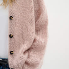 Vue de face cardigan gris à col V boutons nacrés Inwear pour femme - Valérie Simon