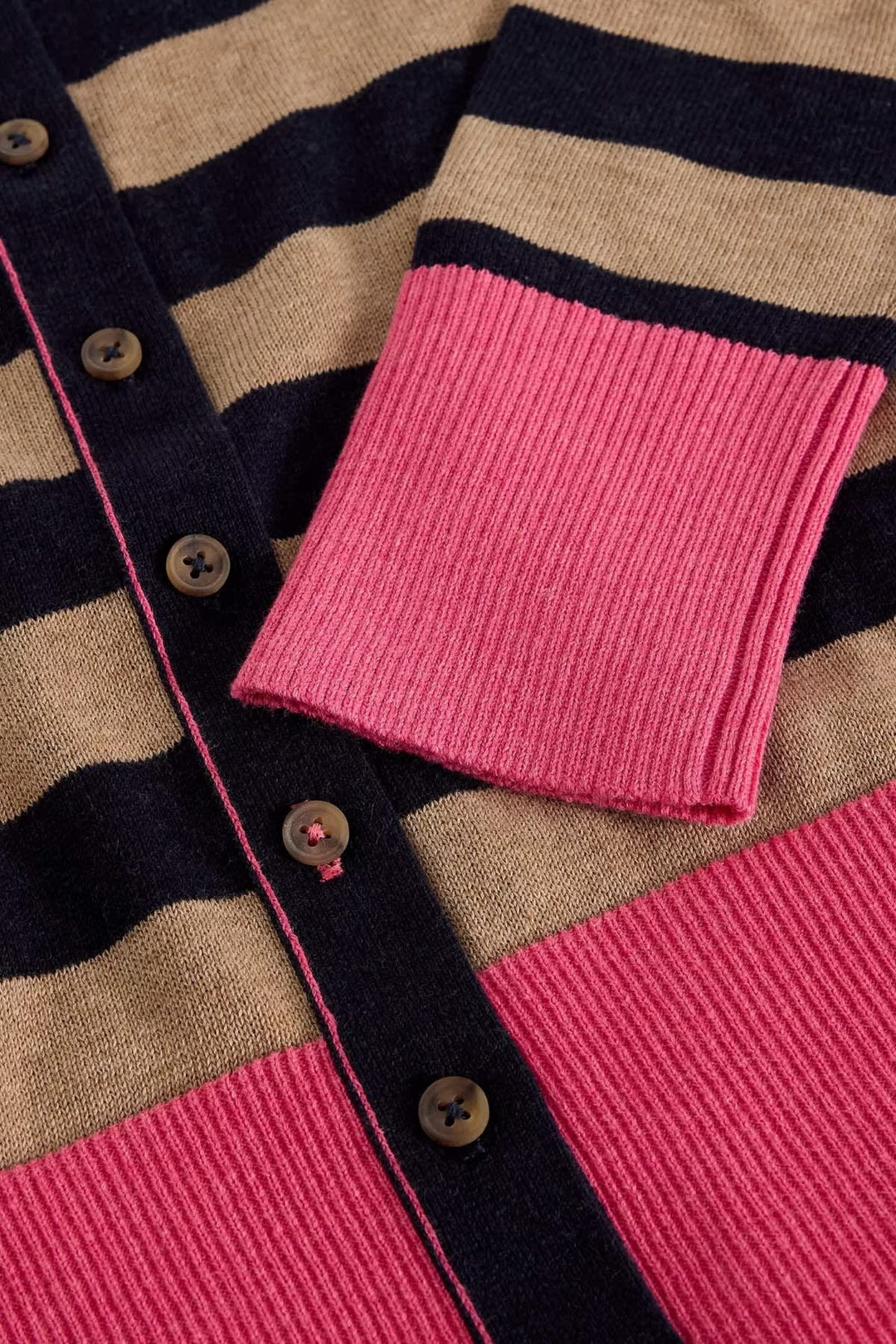 Vue de côté cardigan rayé blanc et bleu à détails contrastants pour femme - Valérie Simon