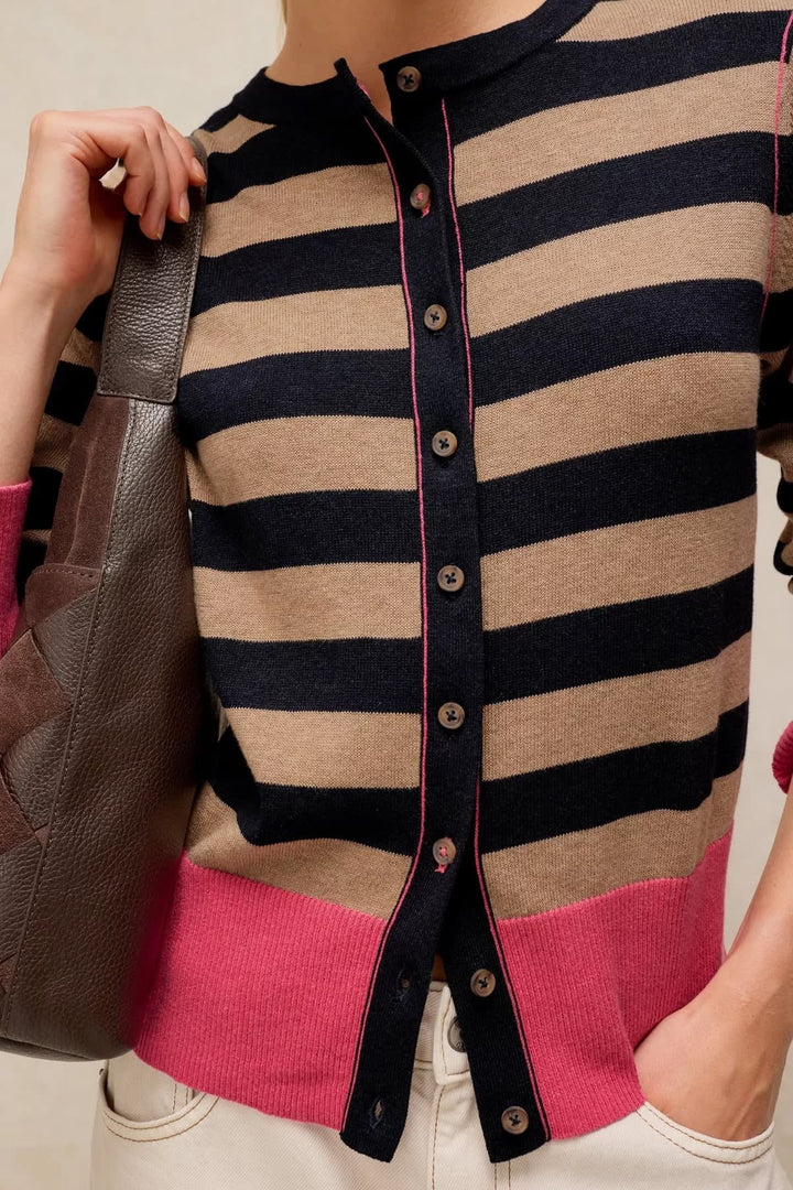 Vue de face cardigan rayé noir et blanc à détails rouges White Stuff pour femme - Valérie Simon