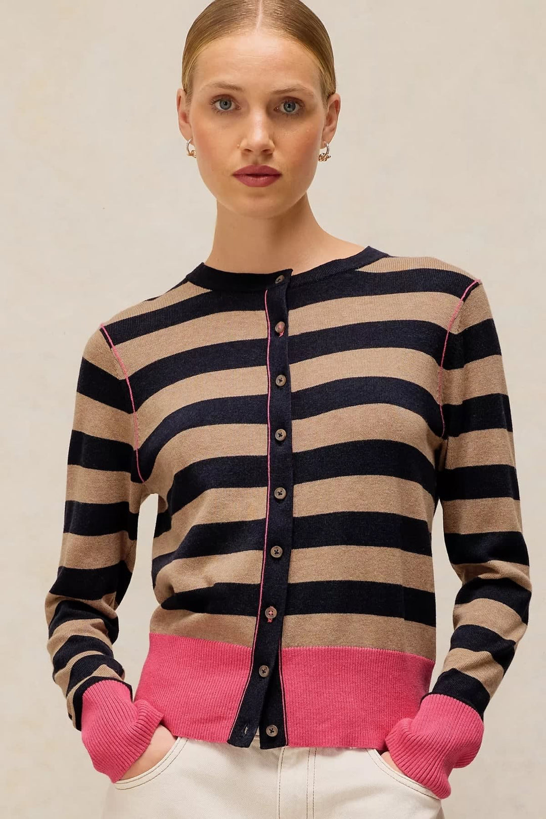 Vue de face cardigan à rayures multicolores détails contrastants White Stuff pour femme - Valérie Simon