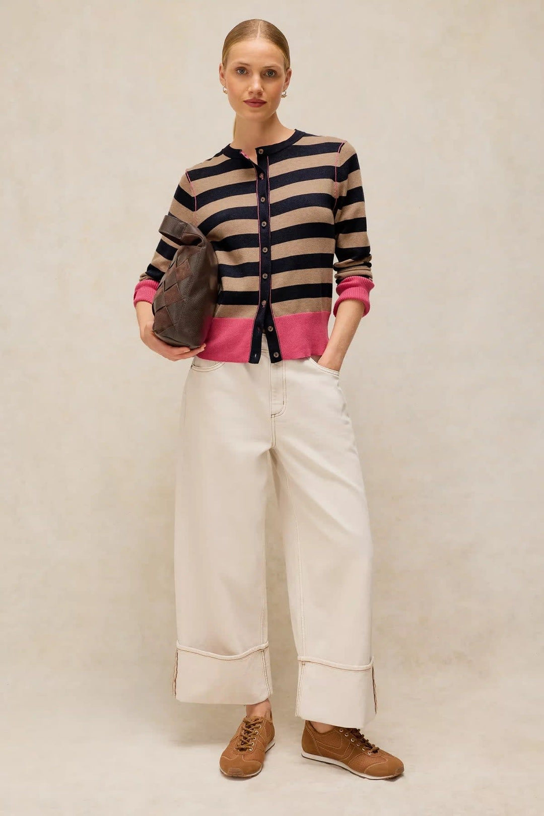 Vue de face cardigan rayé White Stuff pour femme avec détails contrastants colorés - Valérie Simon