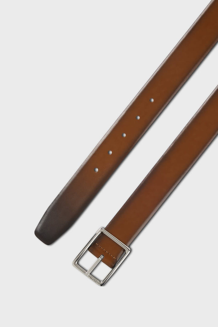 Ceinture réversible à boucle métallique vue de face pour homme Hugo Boss