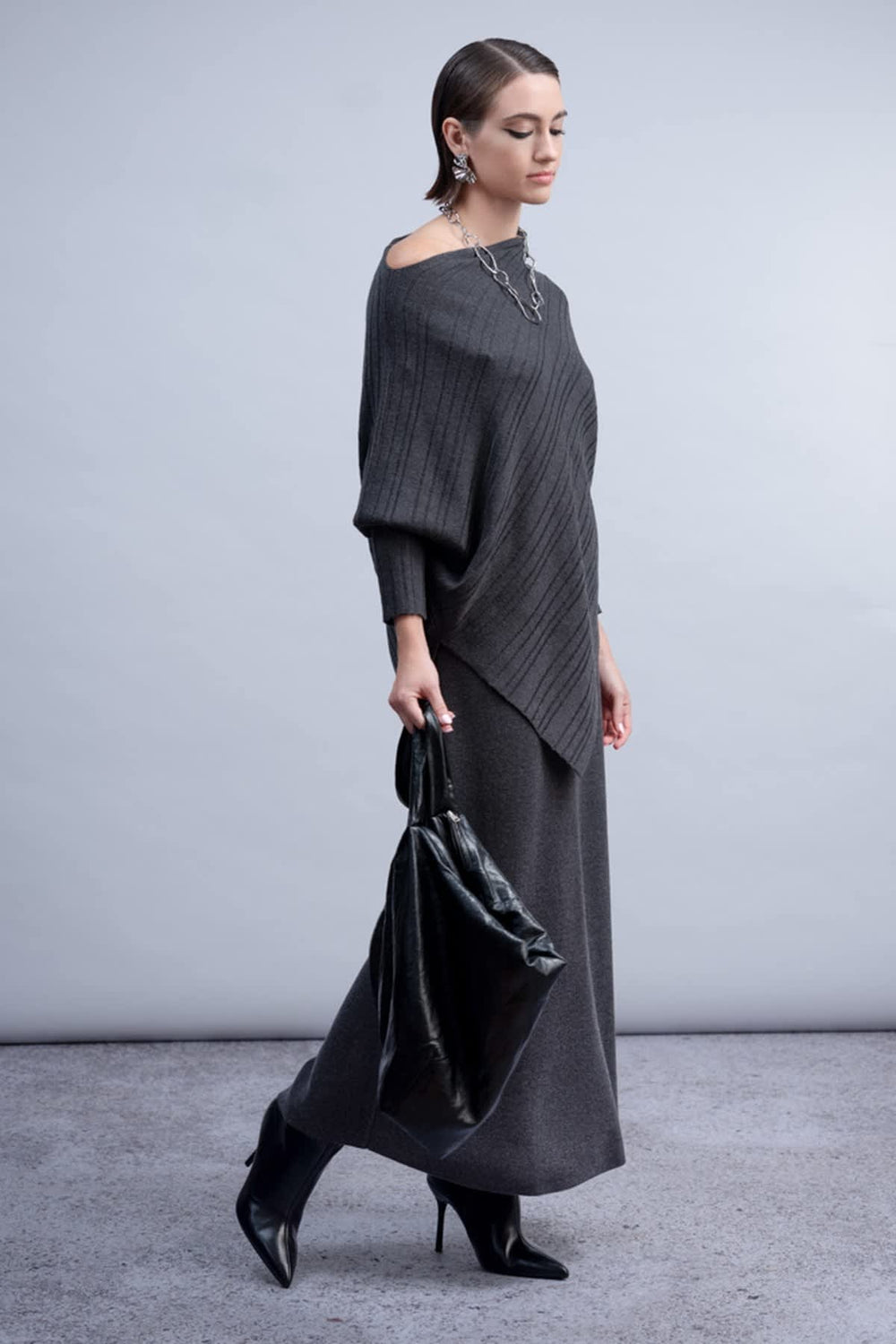 Vue portée chandail asymétrique Haako femme noir à découpe épaule - Valérie Simon