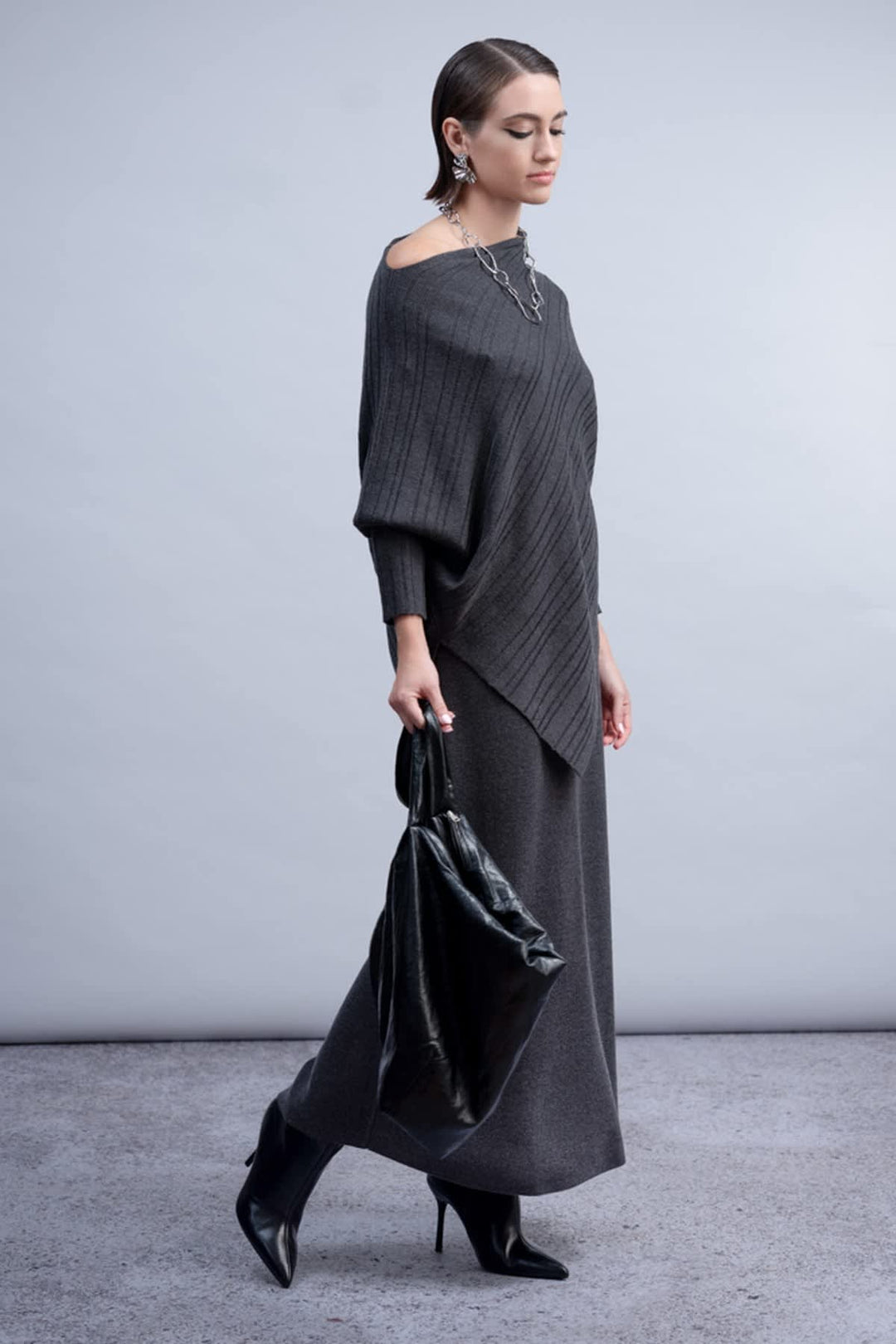 Vue portée chandail asymétrique Haako femme noir à découpe épaule - Valérie Simon