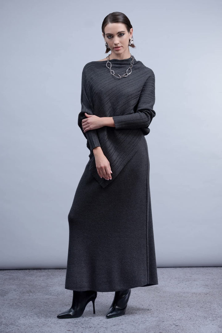 Vue de côté chandail asymétrique Haako pour femme en bleu avec manche longue - Valérie Simon