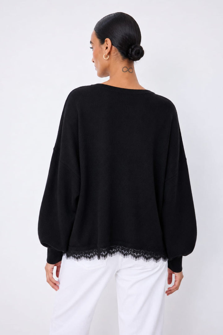 Chandail Dilly ample avec bordure en dentelle vue de face pour femme Not Shy