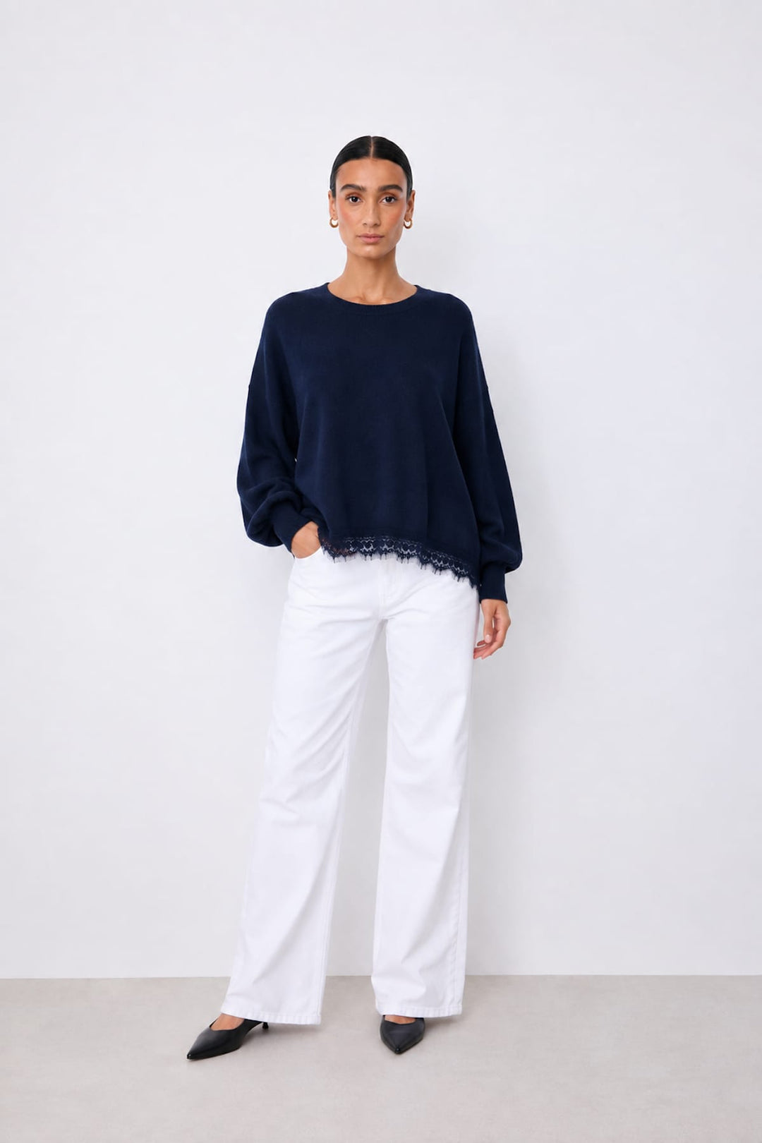 Chandail Dilly ample avec bordure en dentelle vue de face pour femme Not Shy