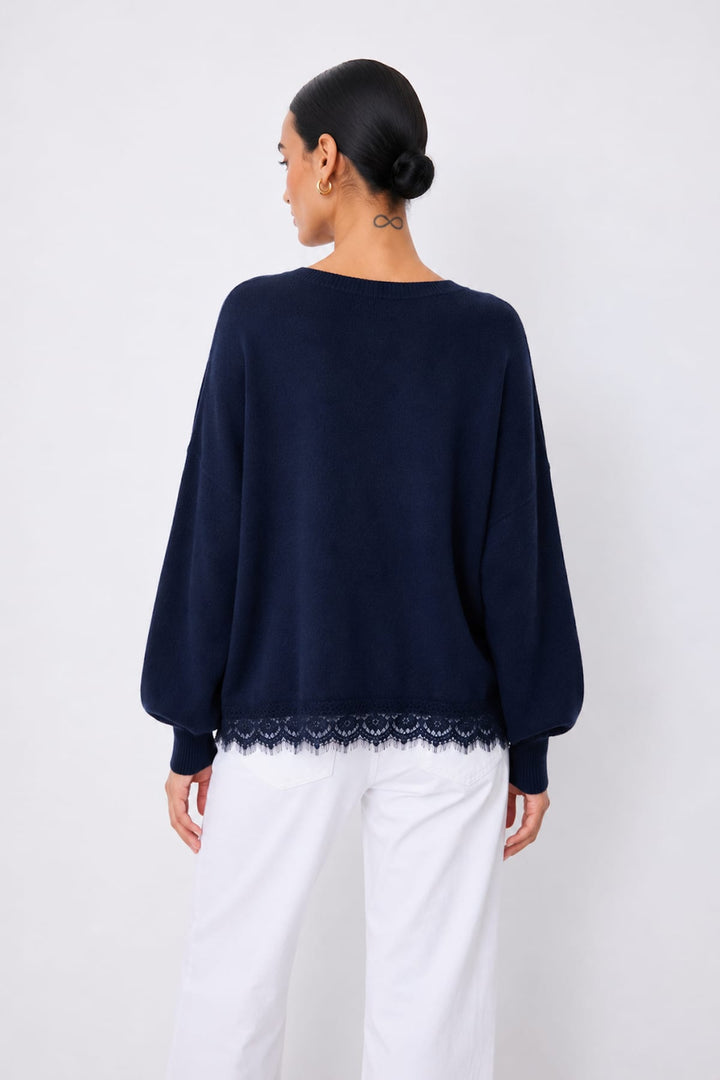 Chandail Dilly ample avec bordure en dentelle vue de face pour femme Not Shy