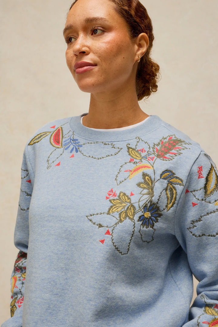 Chandail en coton ouaté à motifs floraux brodés vue de face pour femme White Stuff
